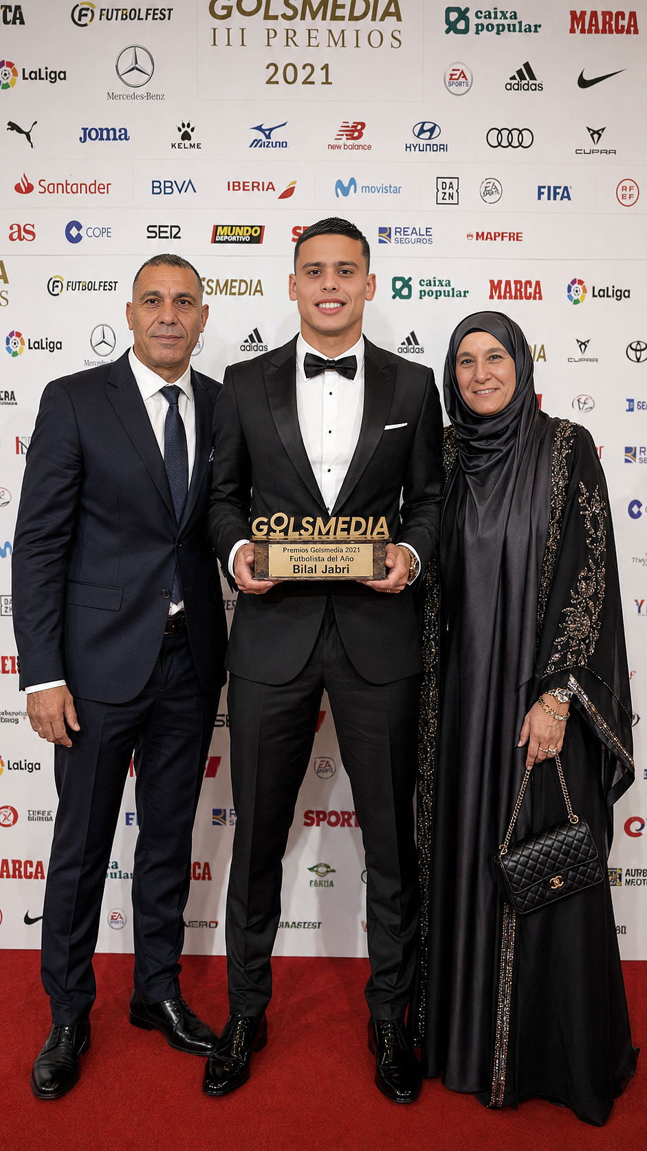 Goalkeeper Bilal Jabri Jabri receiving the Golsmedia Award as Player of the Year alongside his family